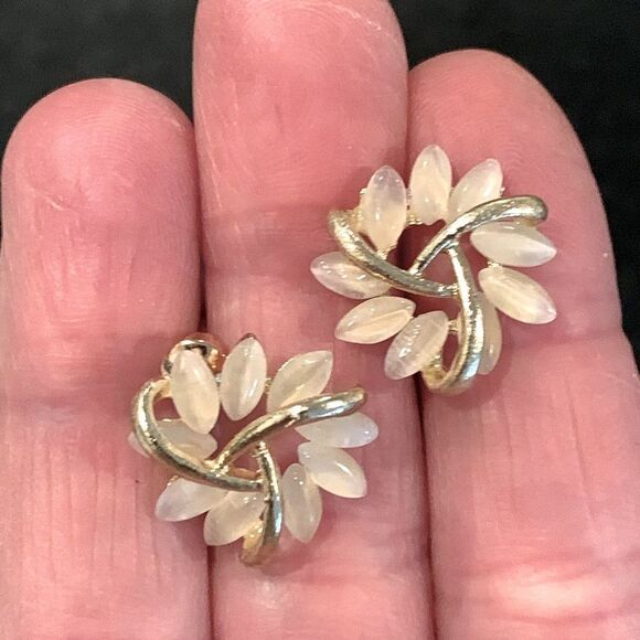 Elegant Flower Stud Earrings, Gold Tone & Faux Opal Unisex Floral, Great Gift! - Picture 10 of 10